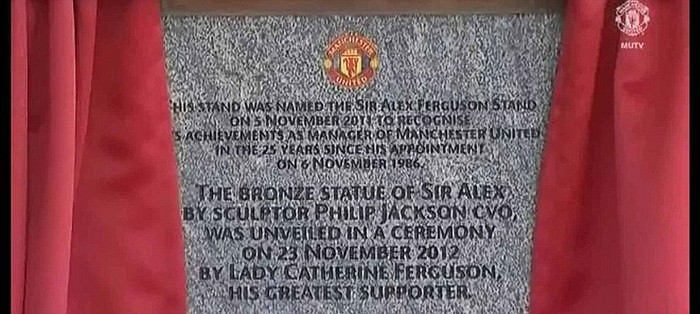 Những dòng chữ viết về Sir Alex Ferguson cũng như tác giả bức tượng, Philip Jackson.
